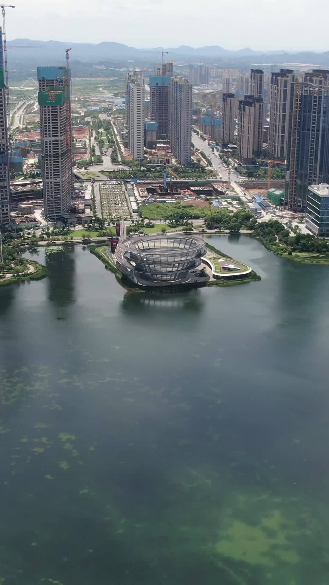 湖畔都市建设景象