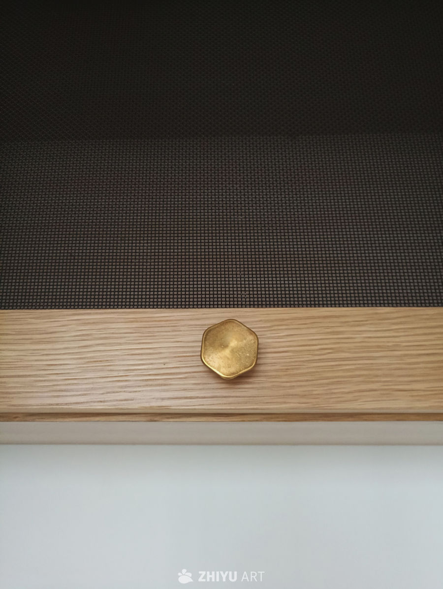 木质柜门与金色扣子