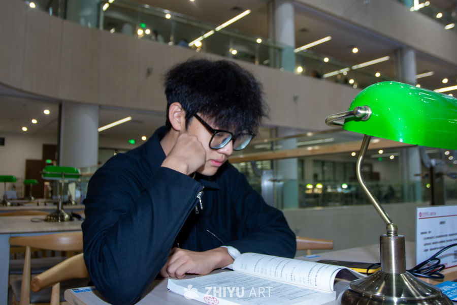 图书馆里的专注学习