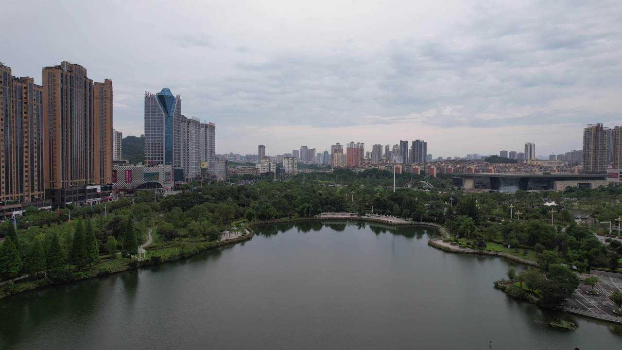 城市湖畔的静谧时光