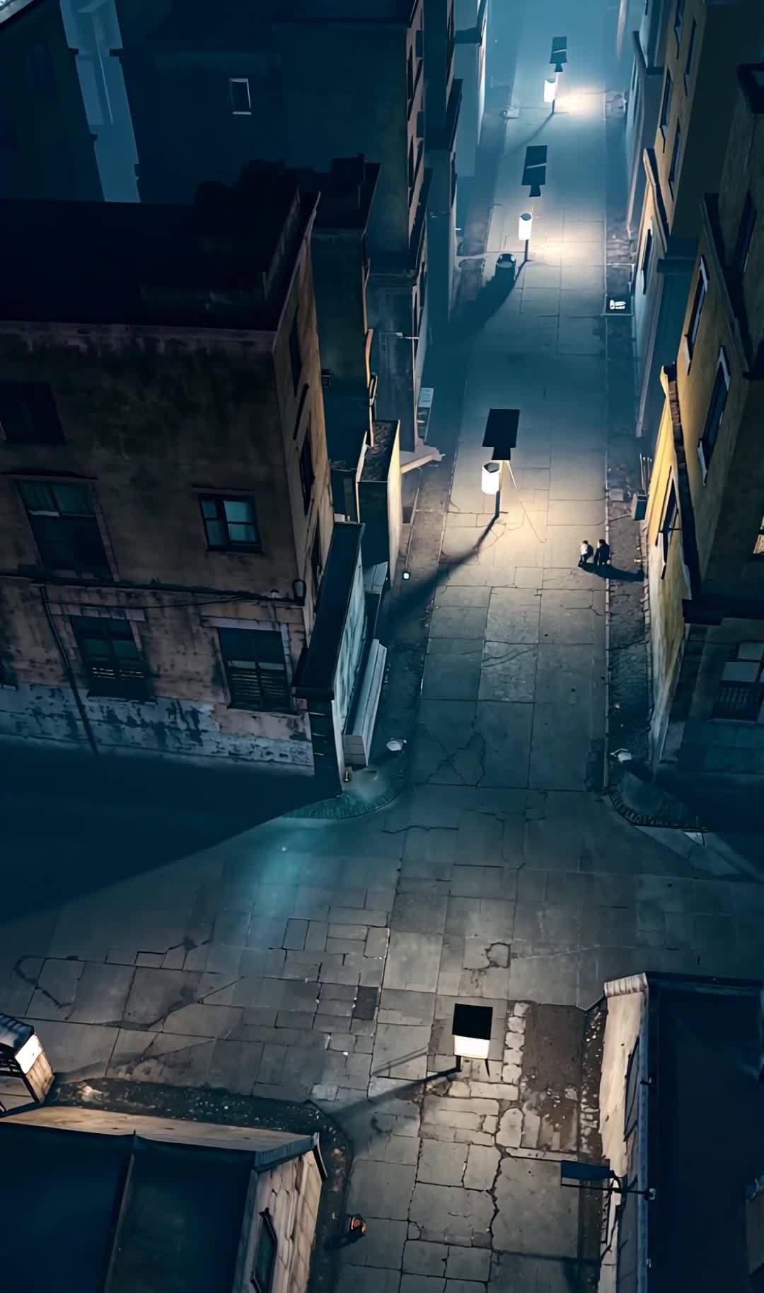 夜幕下破旧街道，两行人行走于路灯下