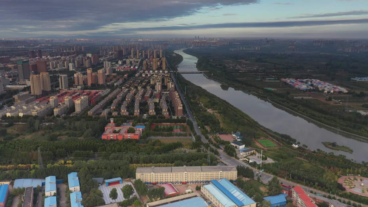 晨曦中的城市全景