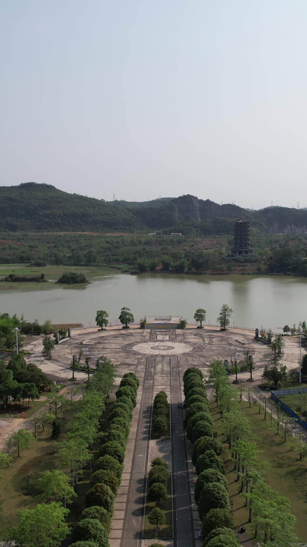 湖畔塔楼与绿意盎然的公园