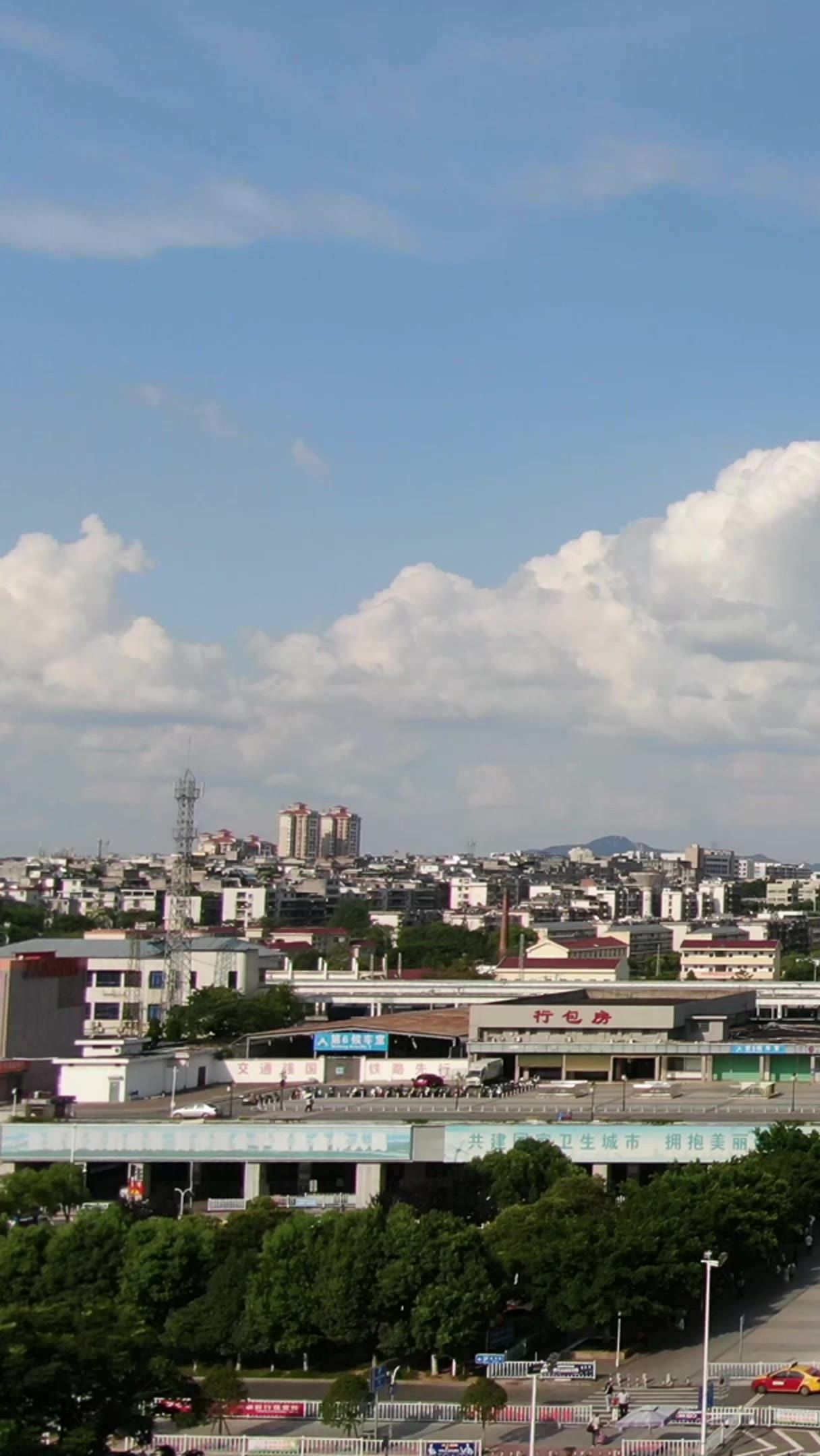 赣州城市风光蓝天白云竖屏航拍 