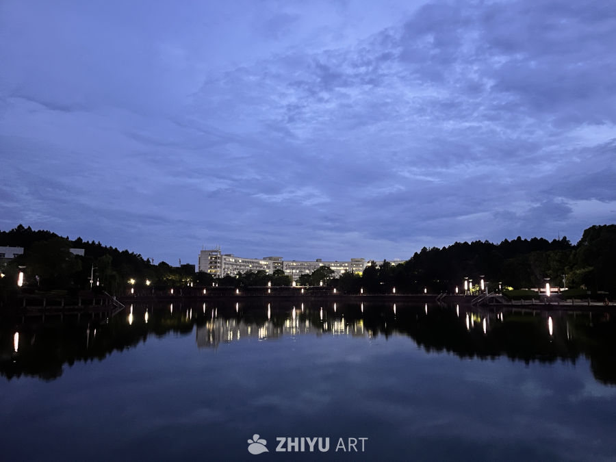 湖畔夜色静谧时光