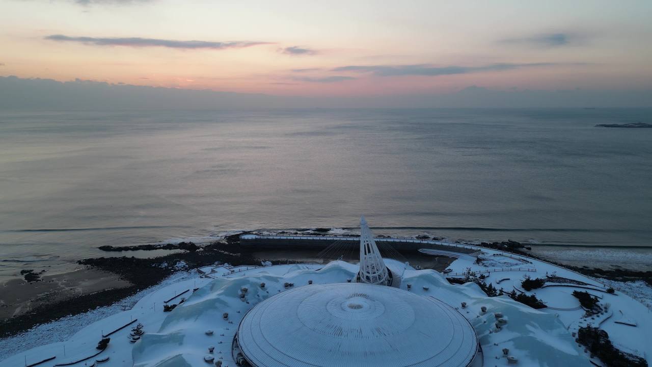 青岛石老人浴场海边雪景航拍 17