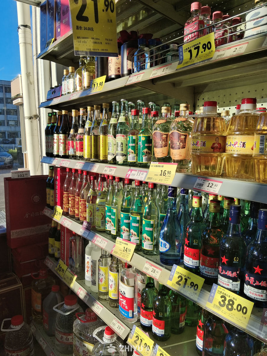 超市货架的瓶瓶罐罐