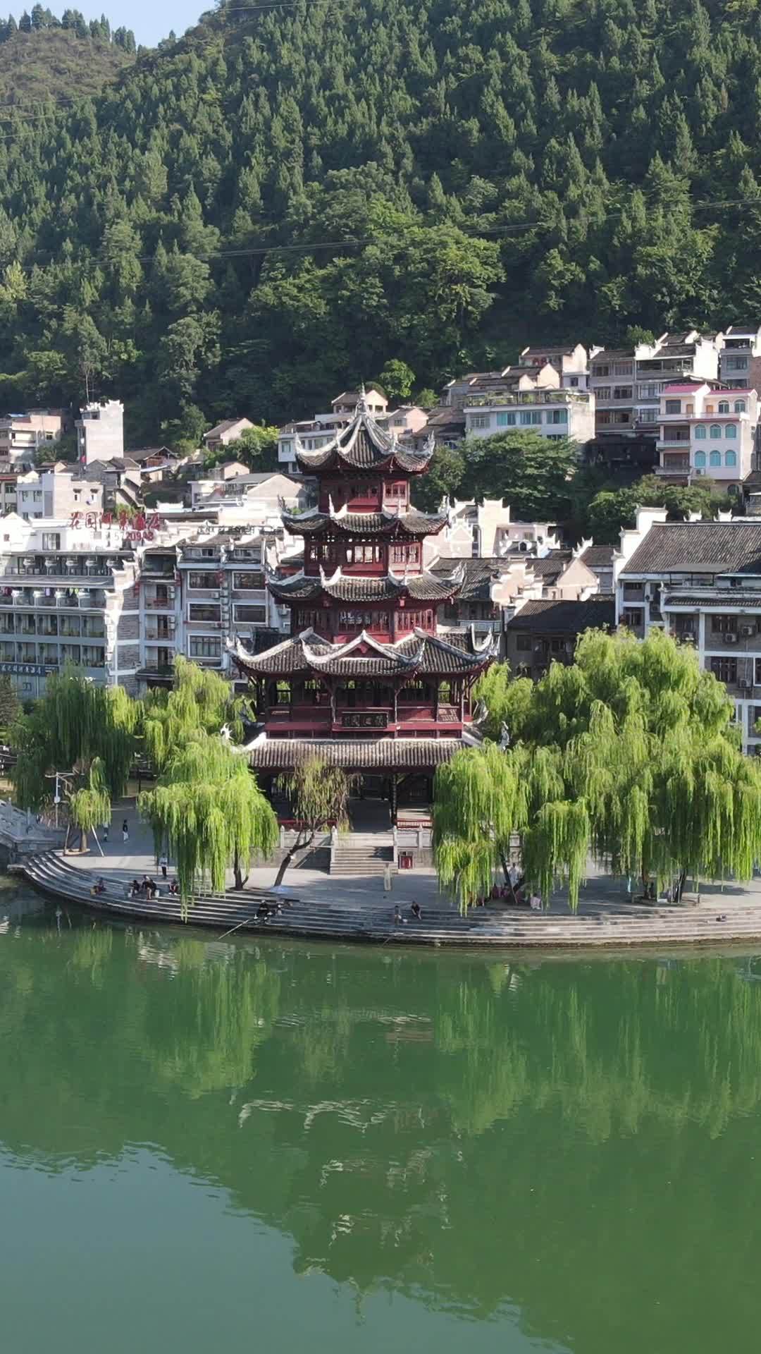 古塔静谧水边