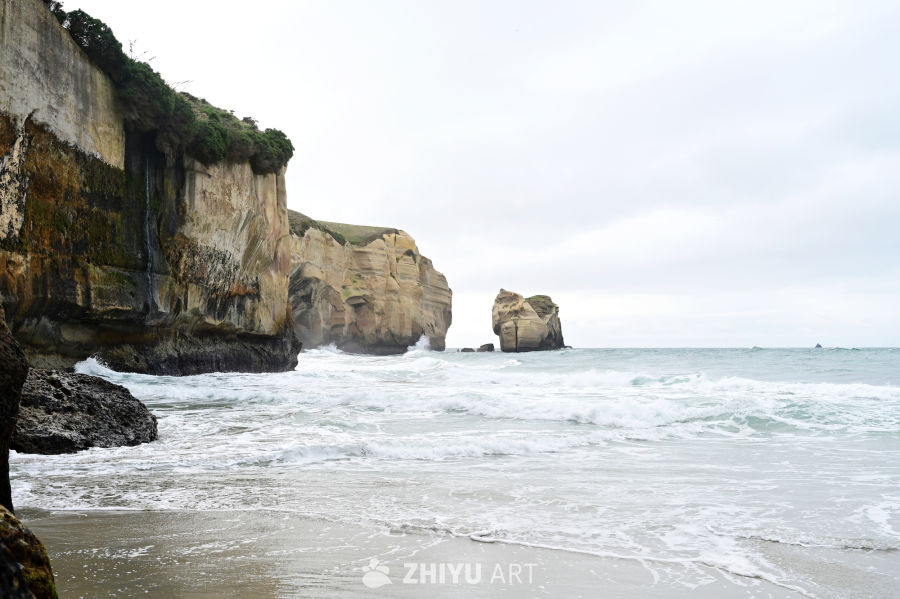 新西兰达尼丁隧道海滩海蚀地貌的巨大礁石和海蚀拱桥 14
