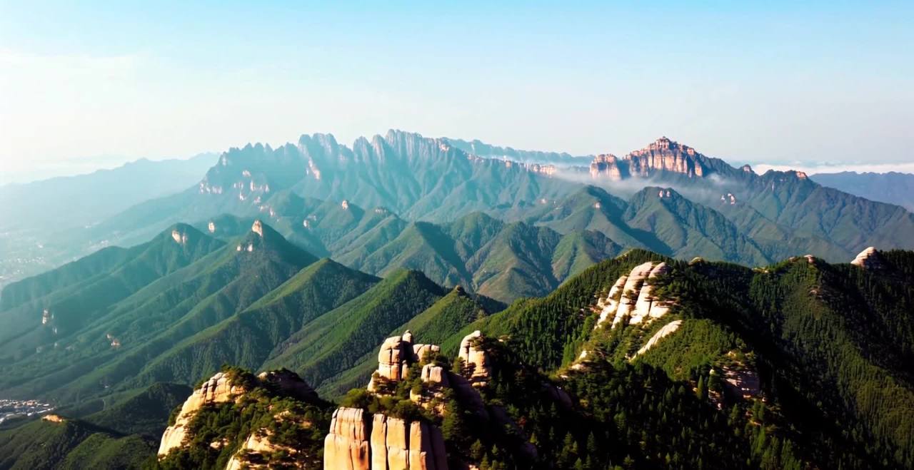 山峦叠嶂，郁郁葱葱的山林覆盖着连绵起伏的山脉。山峰
