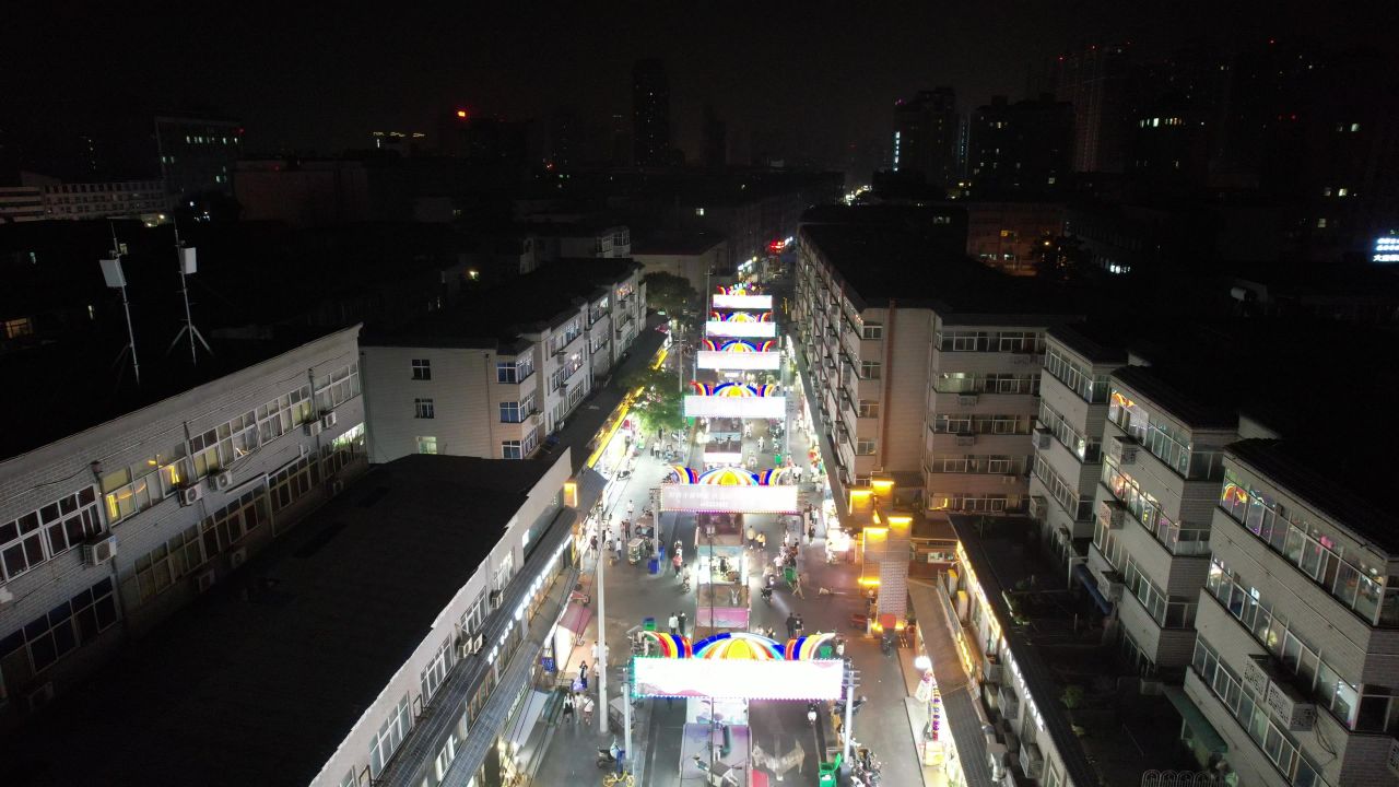 河南新乡市夜景步行街人流航拍