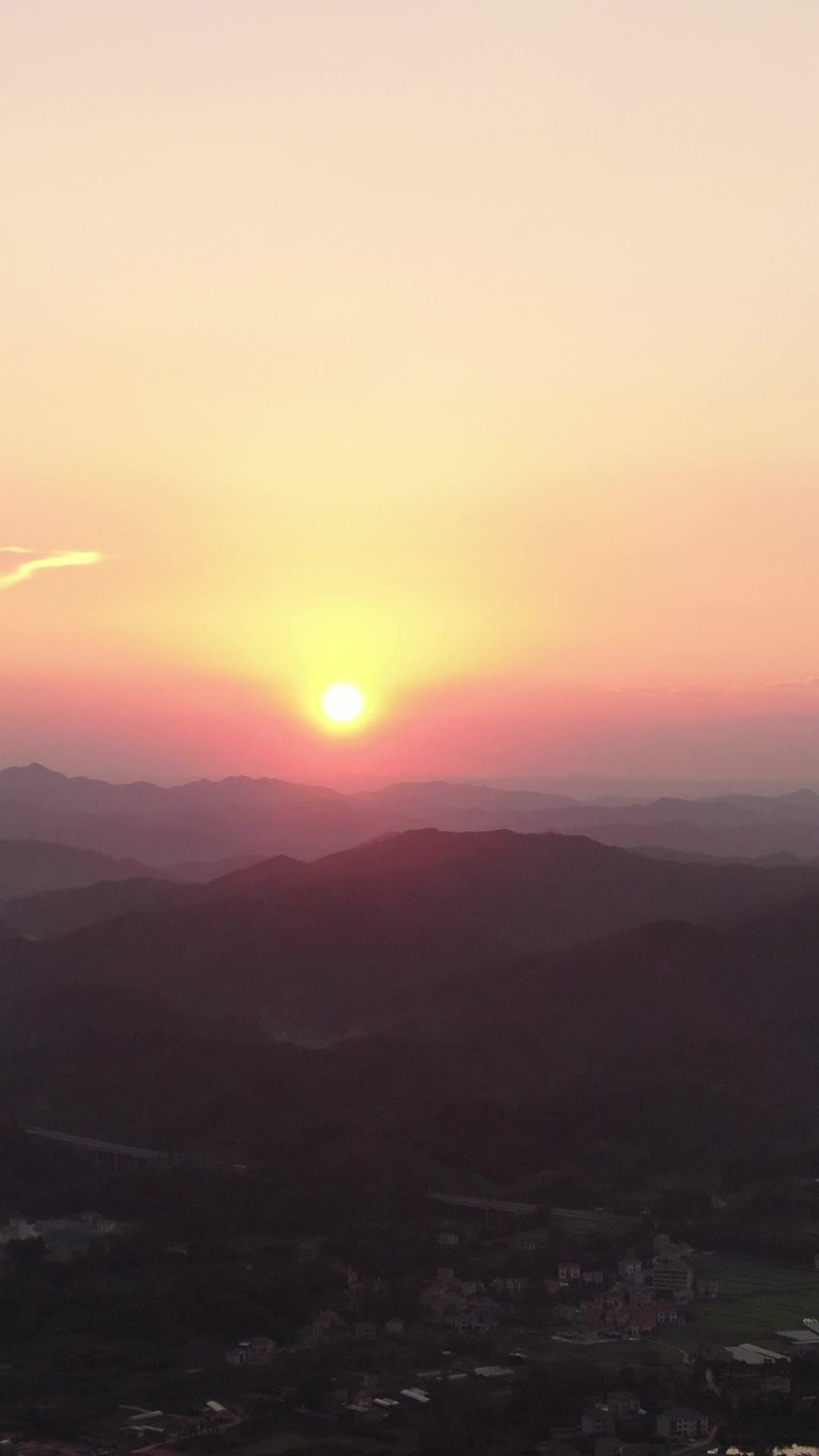 山间日落小镇