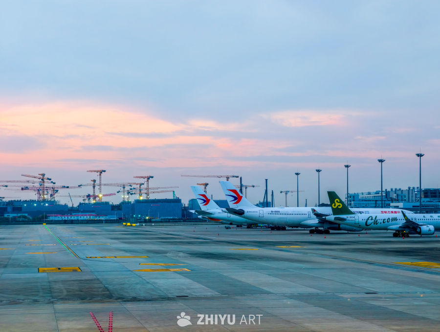 机场黄昏机坪景象