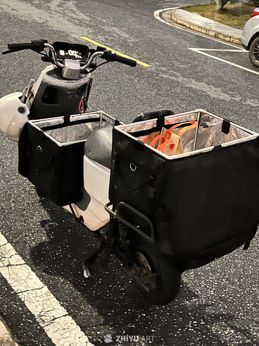 城市街头的外卖配送车