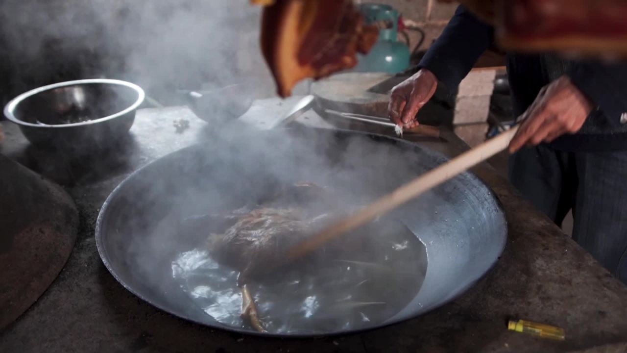 传统大锅煮鸭