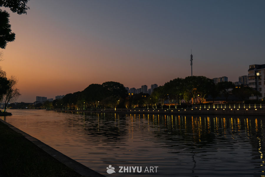 黄昏河畔的城市静谧