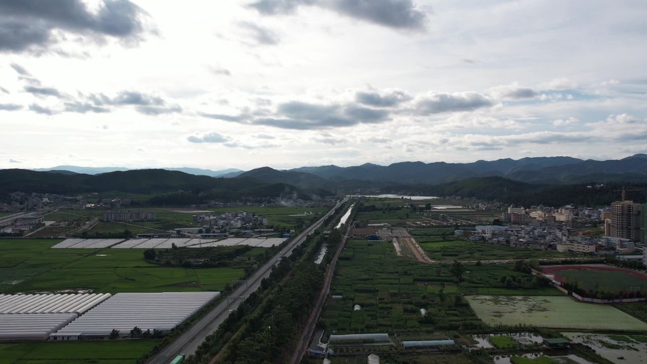 农村高山公路和绿色农田与塑料种植大棚1