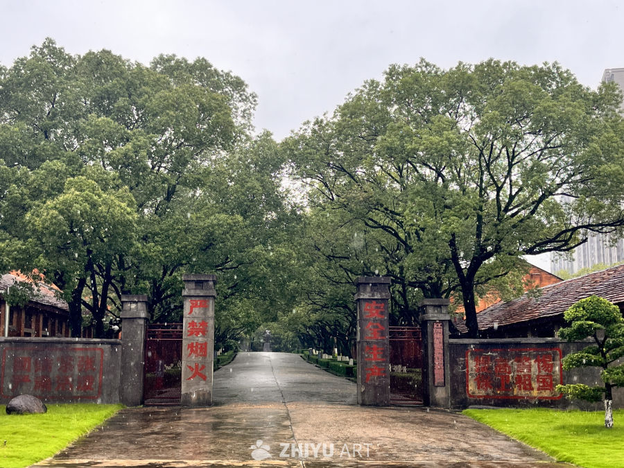 雨中古门静谧景