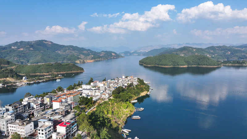 山水环抱的湖边小镇