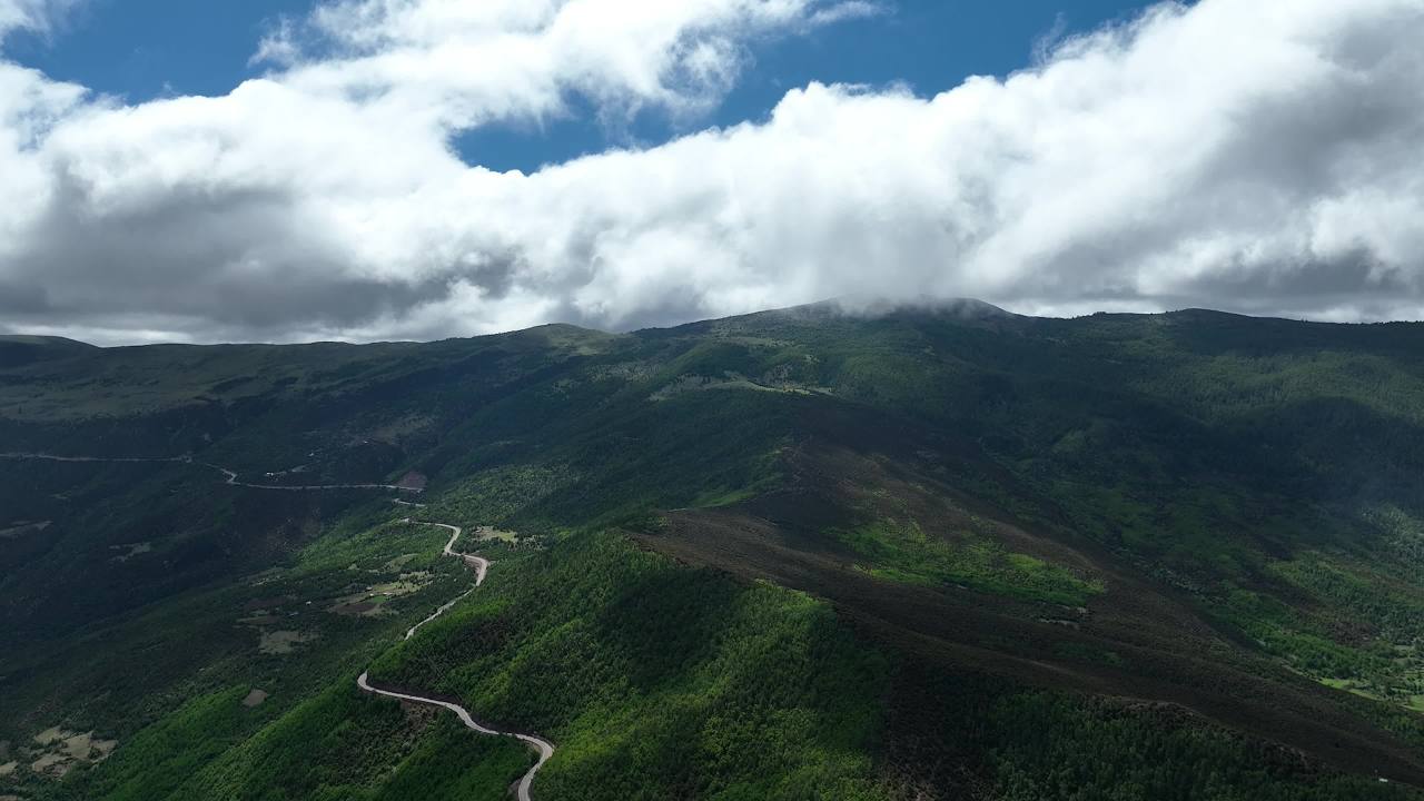 壮丽山脉与蜿蜒道路的自然风光