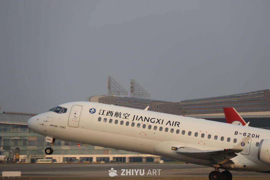 江西航空ARJ21-700飞机起飞