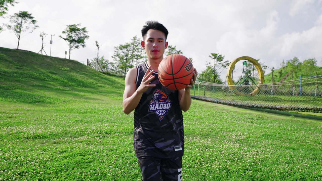 阳光下的篮球少年