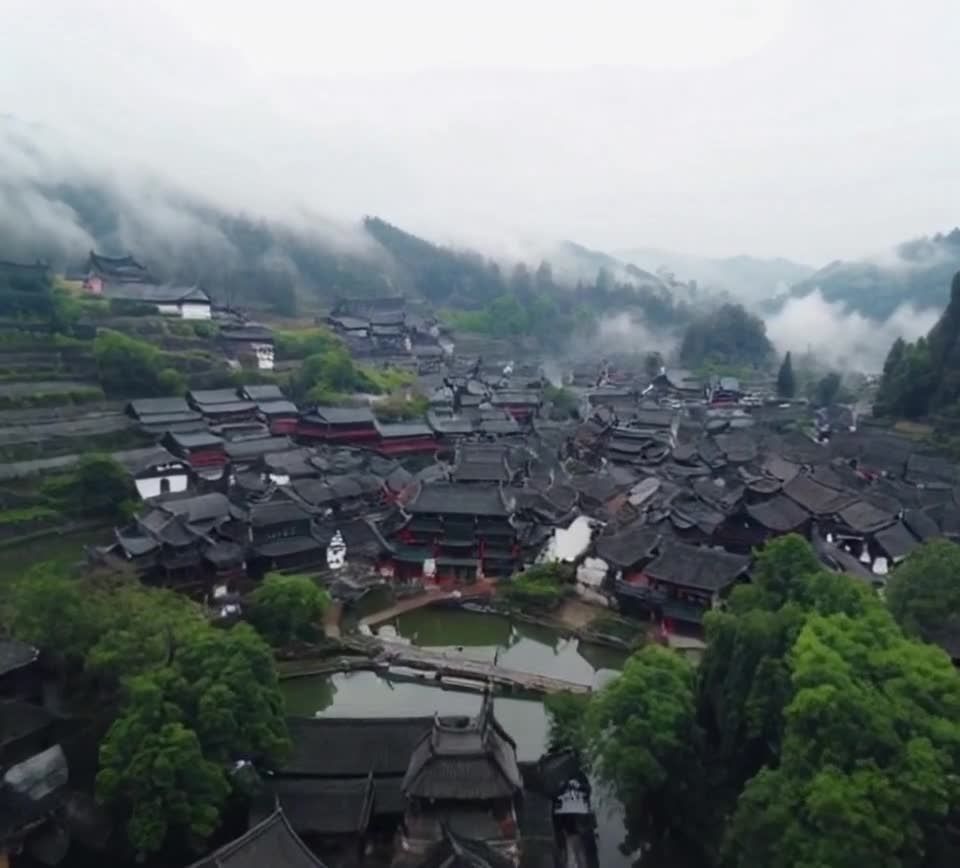 安徽宏村：山水环绕的古老村落航拍美景