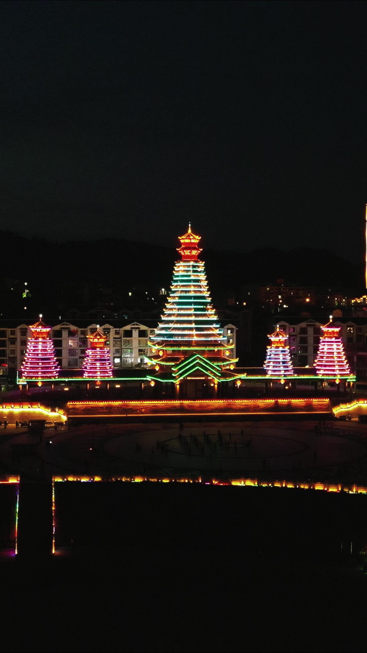 侗族特色建筑风雨桥鼓楼夜景竖屏