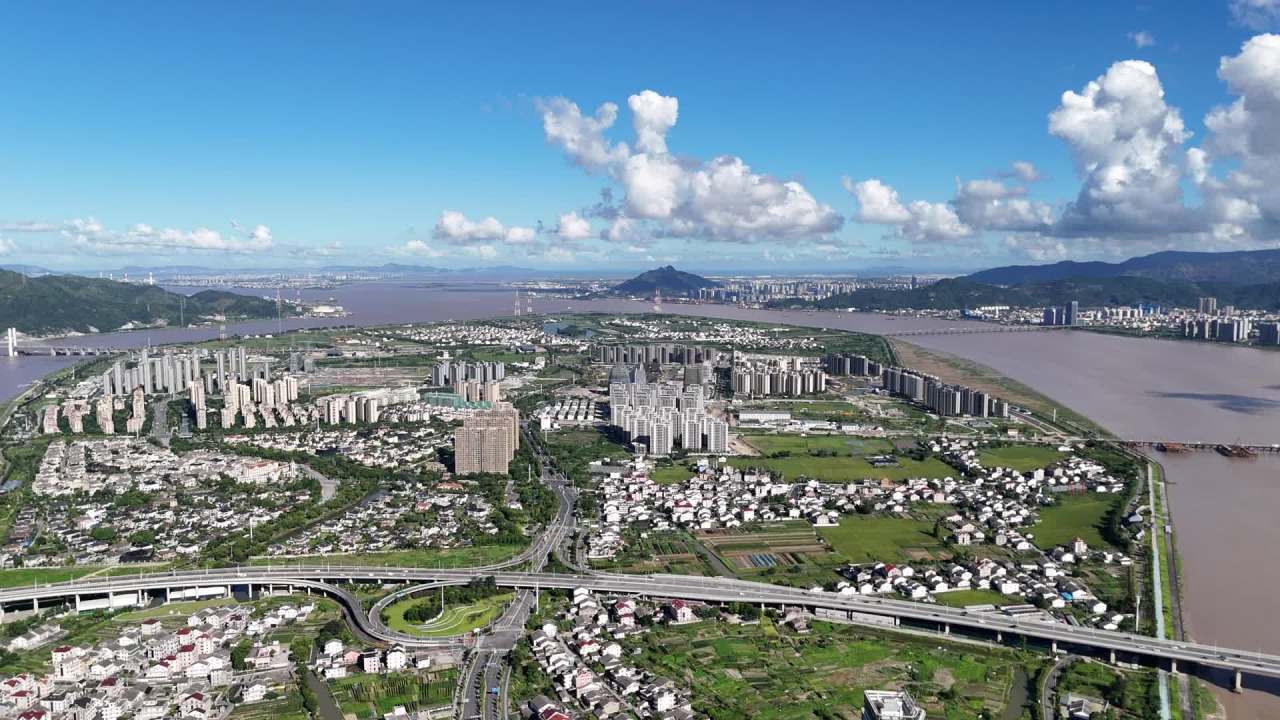 江畔城市的壮丽景色