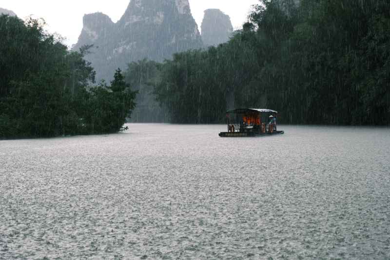 雨中泛舟