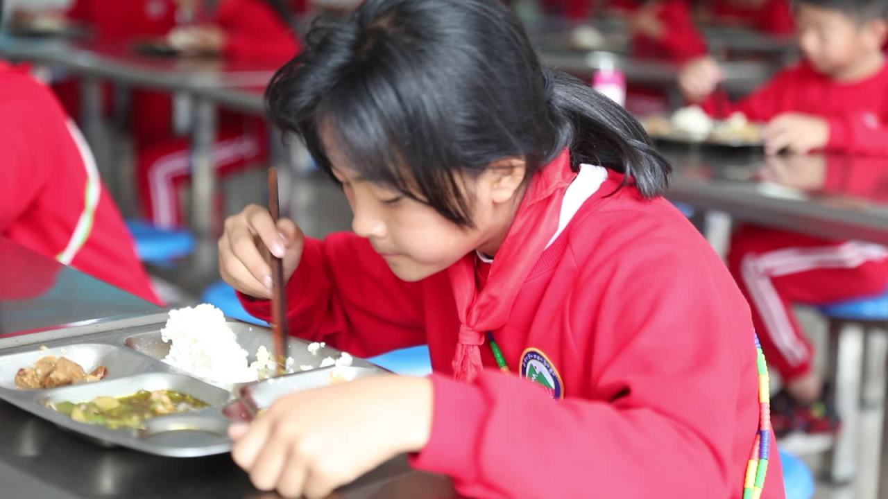 学生食堂吃饭