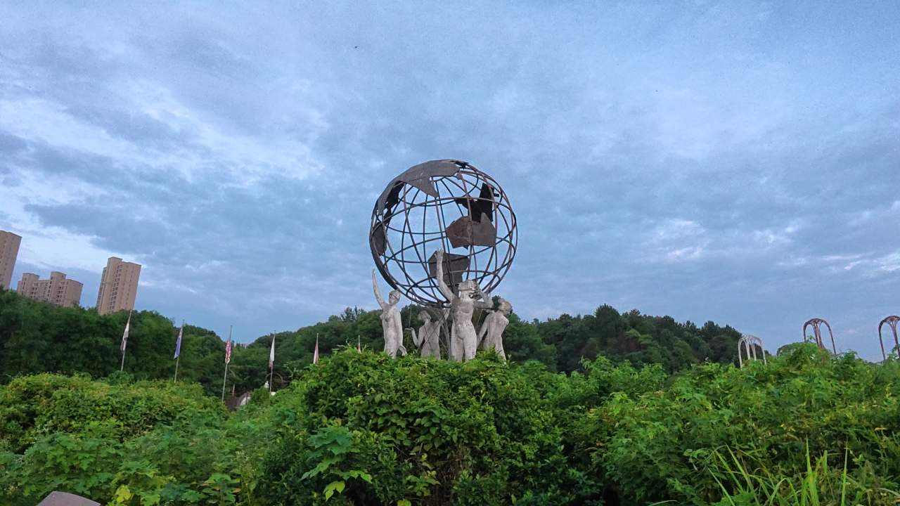 地球之巅的雕塑