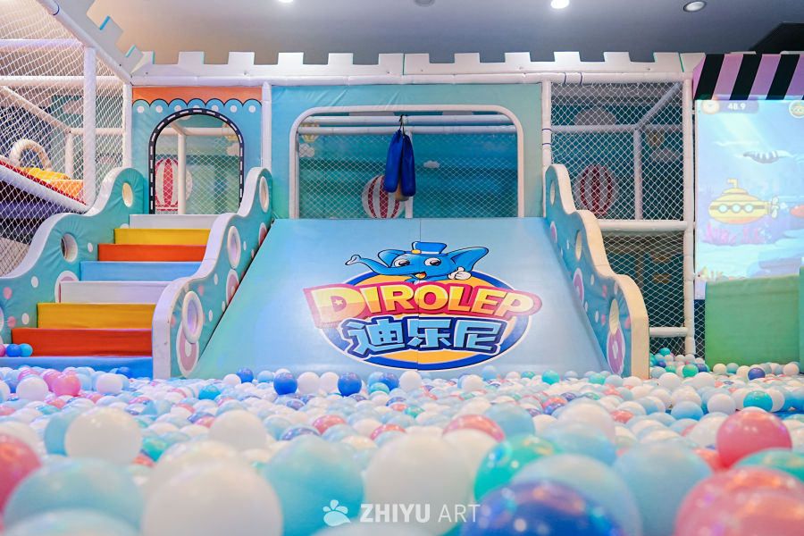 色彩斑斓的儿童游乐场