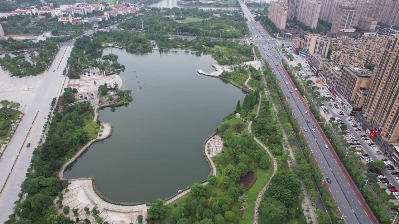 城市绿肺：湖畔公园与繁华街道