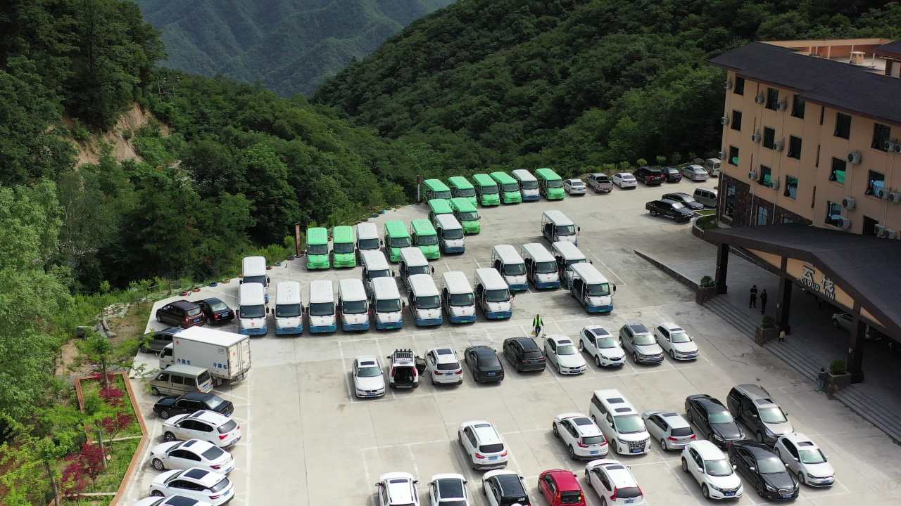 山间停车场的静谧与秩序