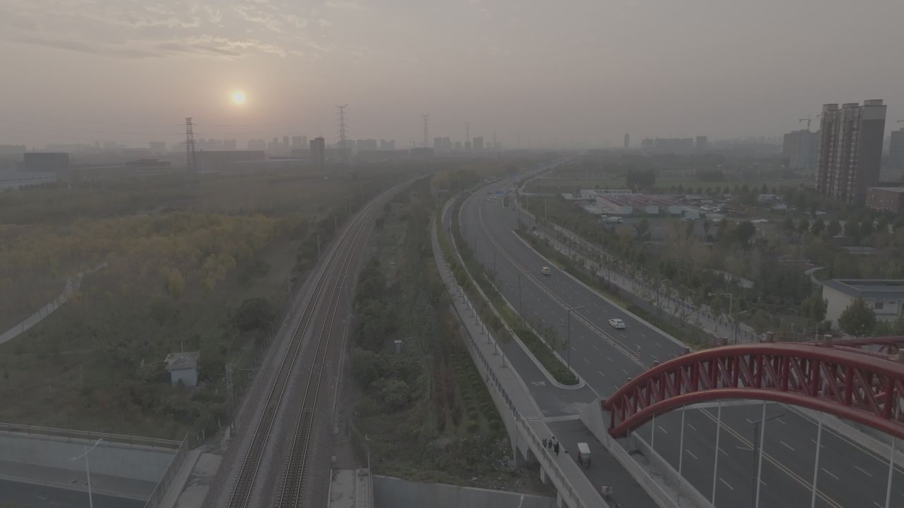 晨雾中的城市交通