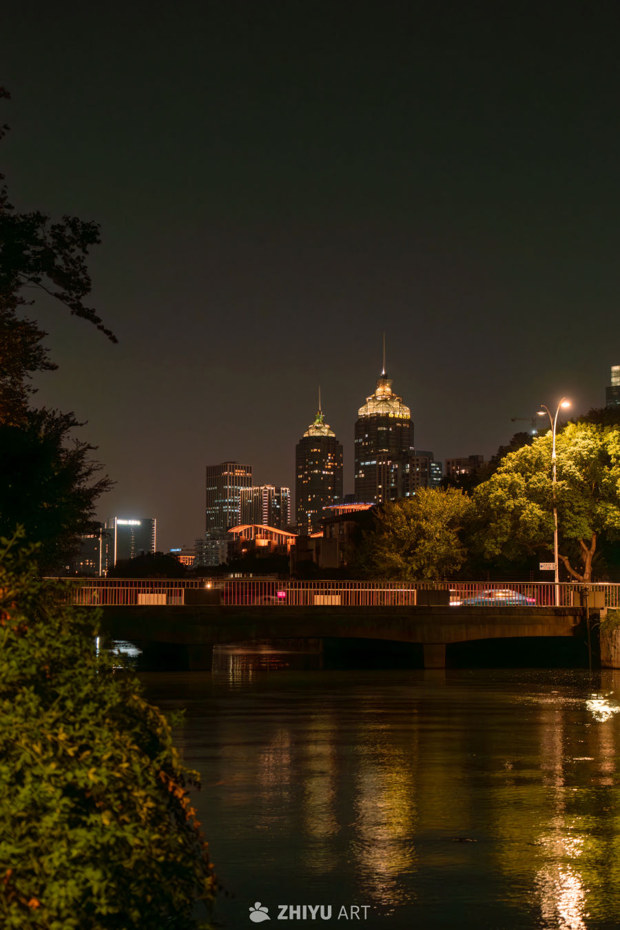 夜幕下的城市河畔风光