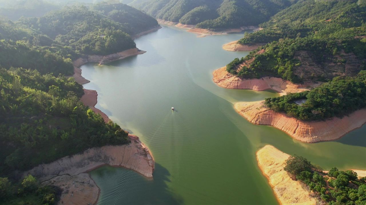 航拍山间水库景观 7