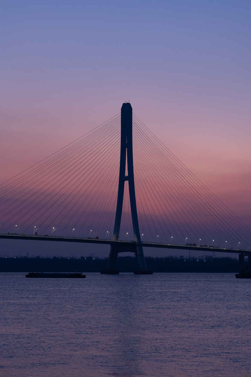 长江边的日暮衬托在大桥之后
