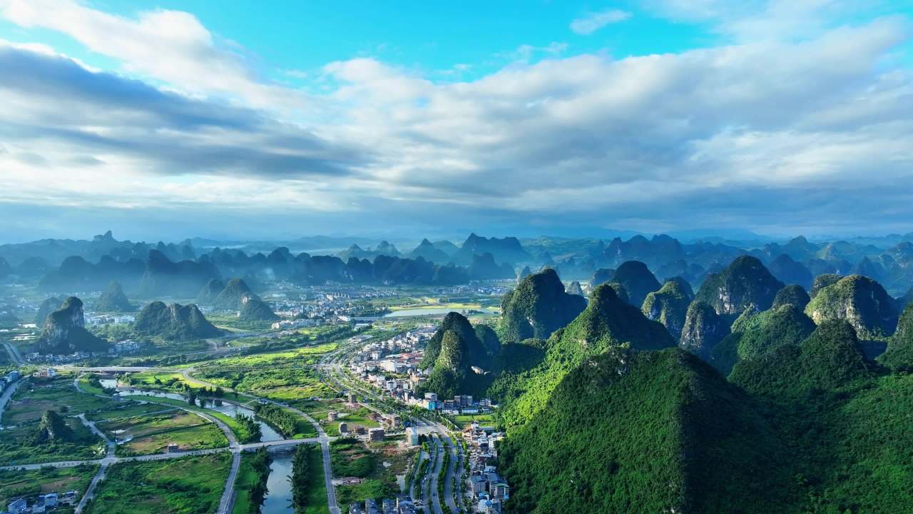 晨曦中的山水画卷