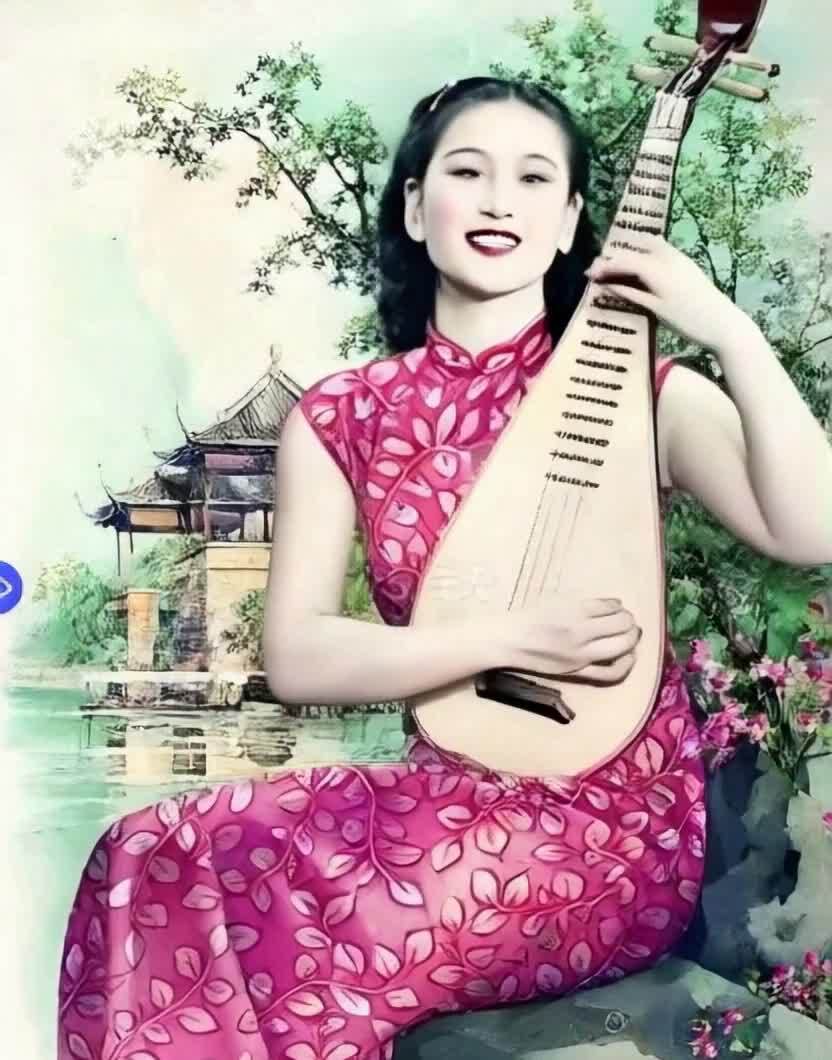 着旗袍的女子手持琵琶，水榭旁嫣然一笑。