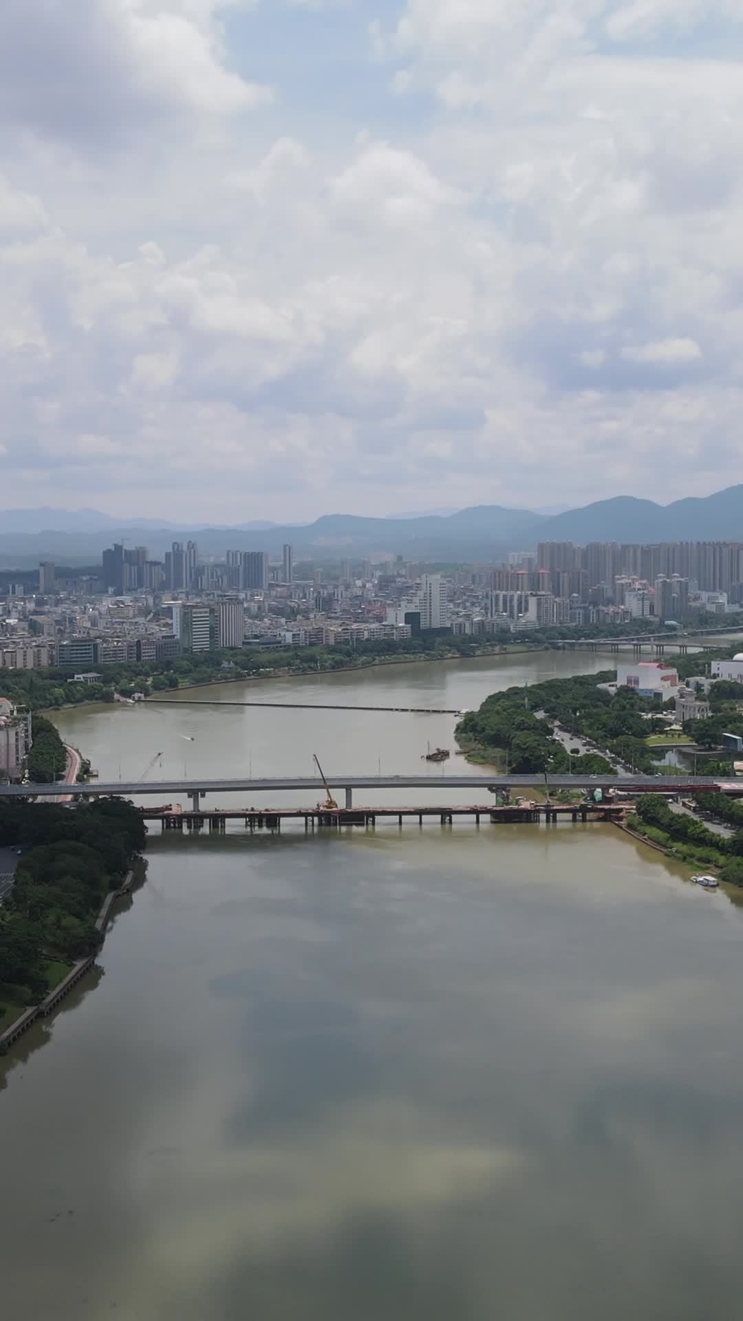 城市河景俯瞰