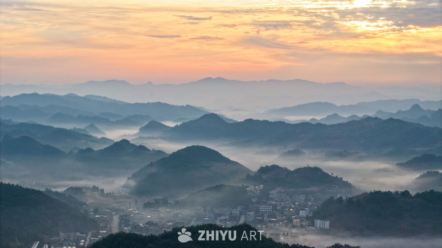 云雾缭绕的山峦美景 4