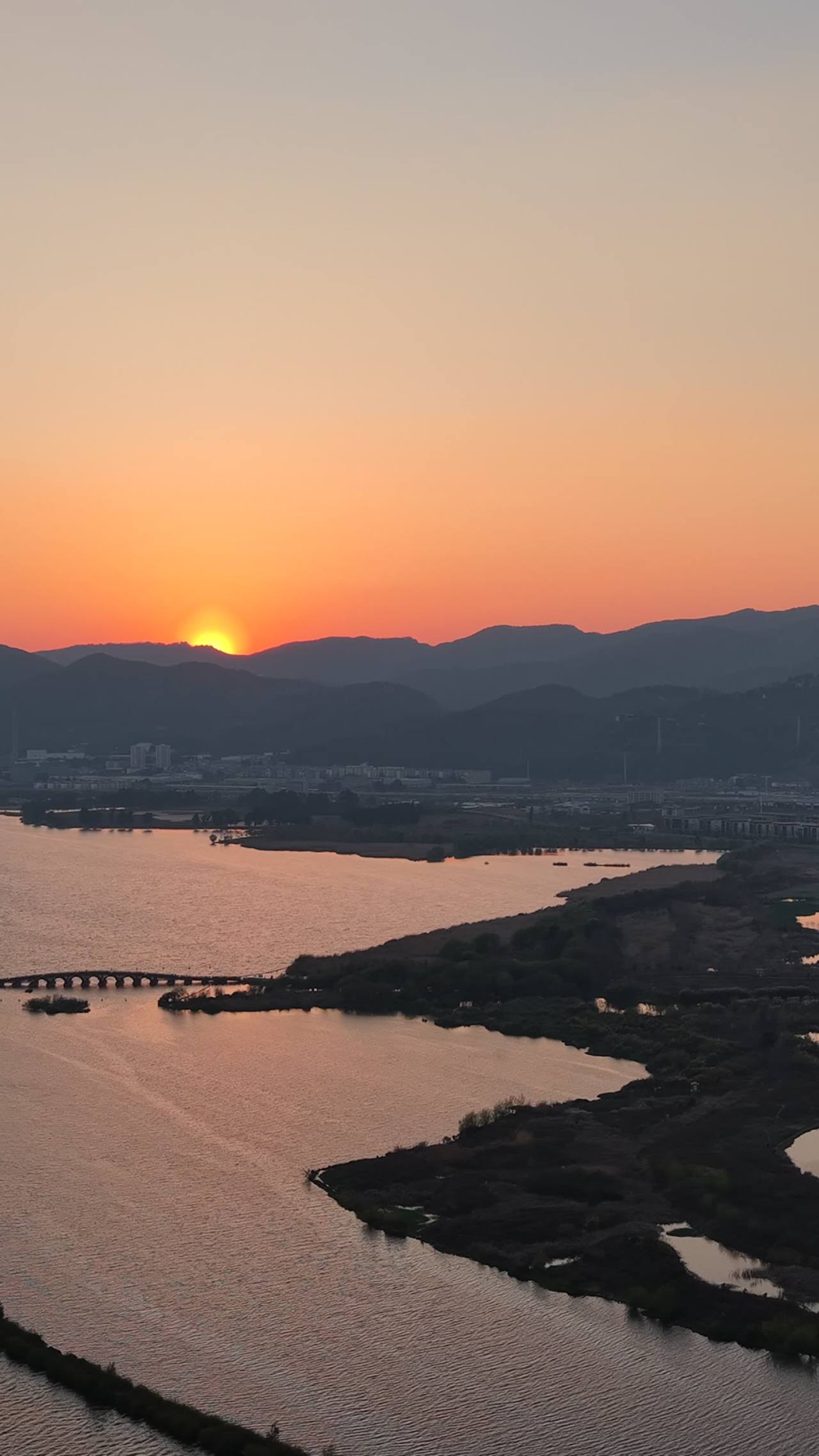 日落下的河流与桥梁