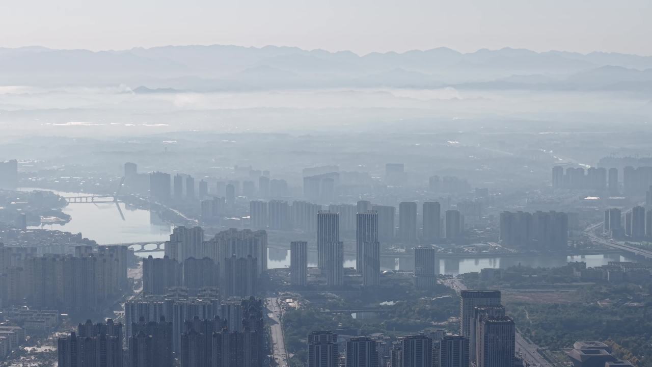 晨雾中的城市全景