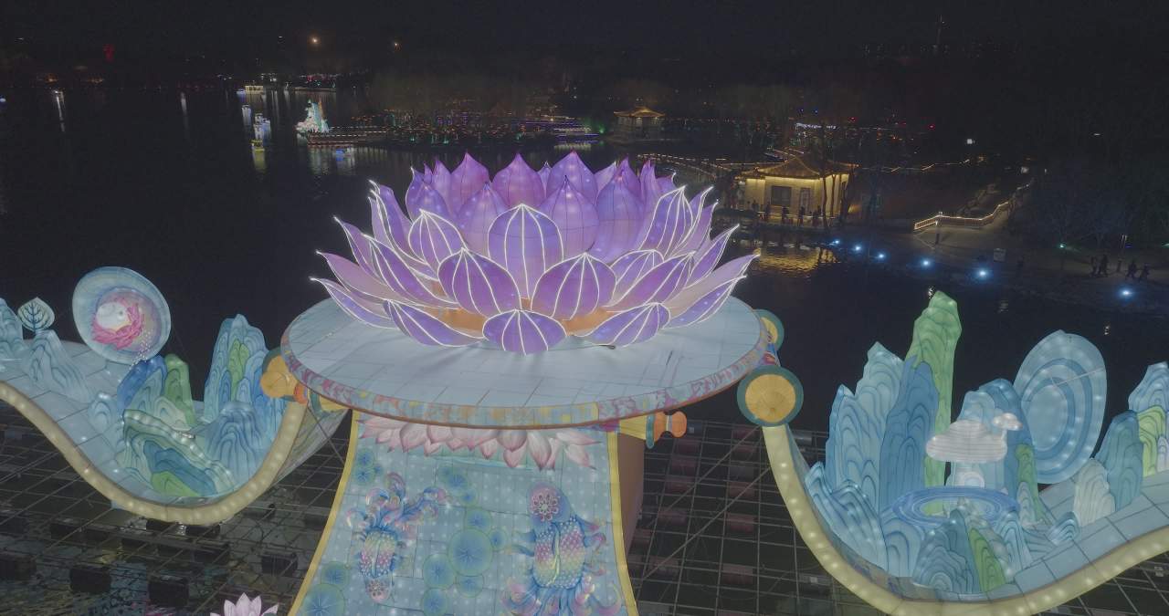 夜色中的莲花灯与游船