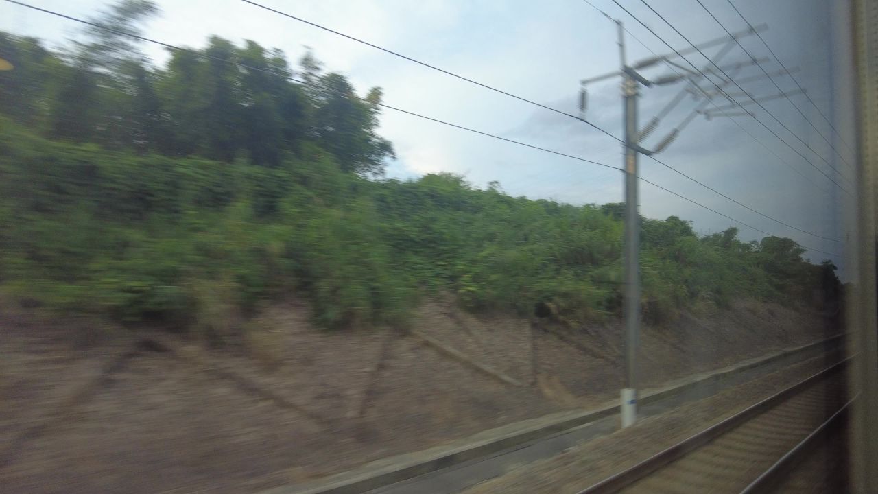 旅途风光蓝天白云高铁窗外实拍  