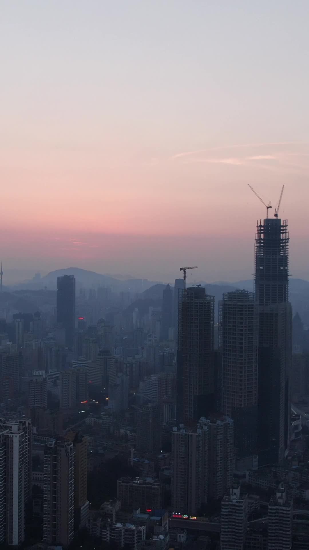 晨曦中的都市剪影
