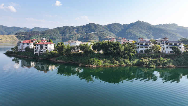 山水环抱的湖边小镇