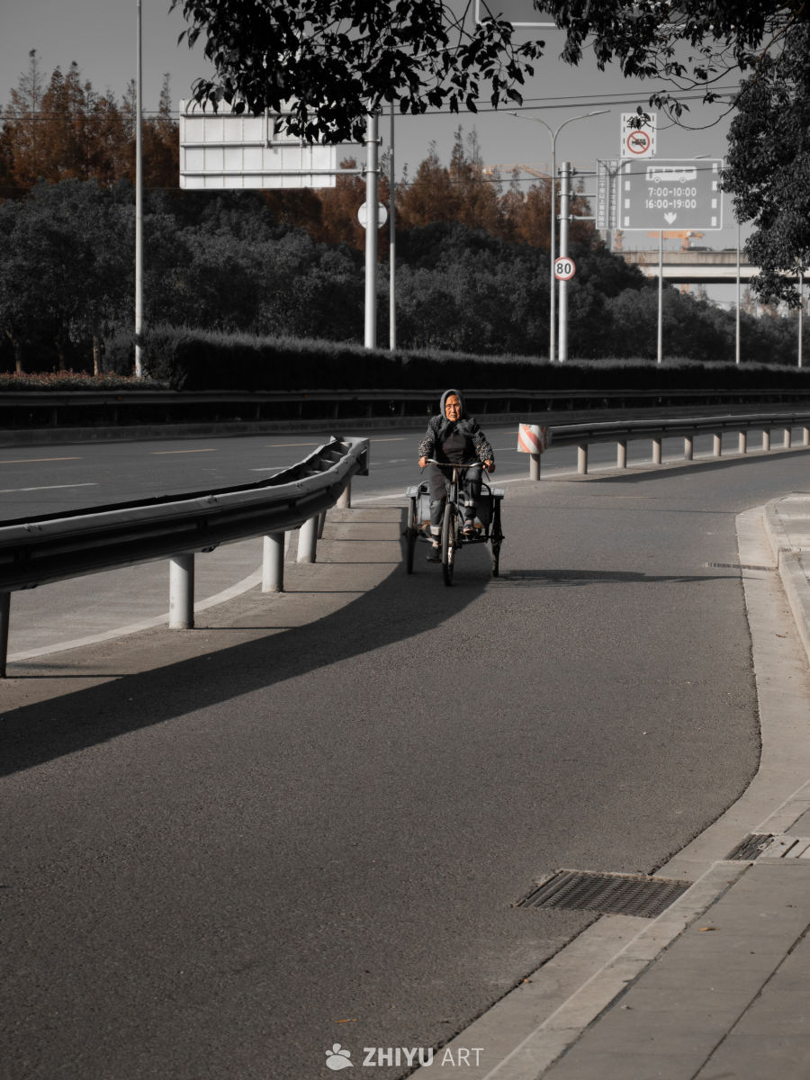 公路边的三轮车老人